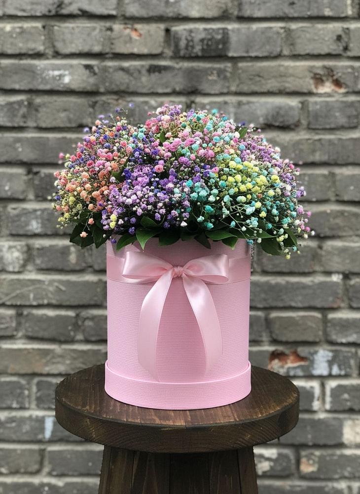 Цветочная композиция из Гипсофила и Розы в шляпной коробке в Воркуте