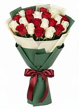 Букет Микс из красных и белых роз в Воркуте