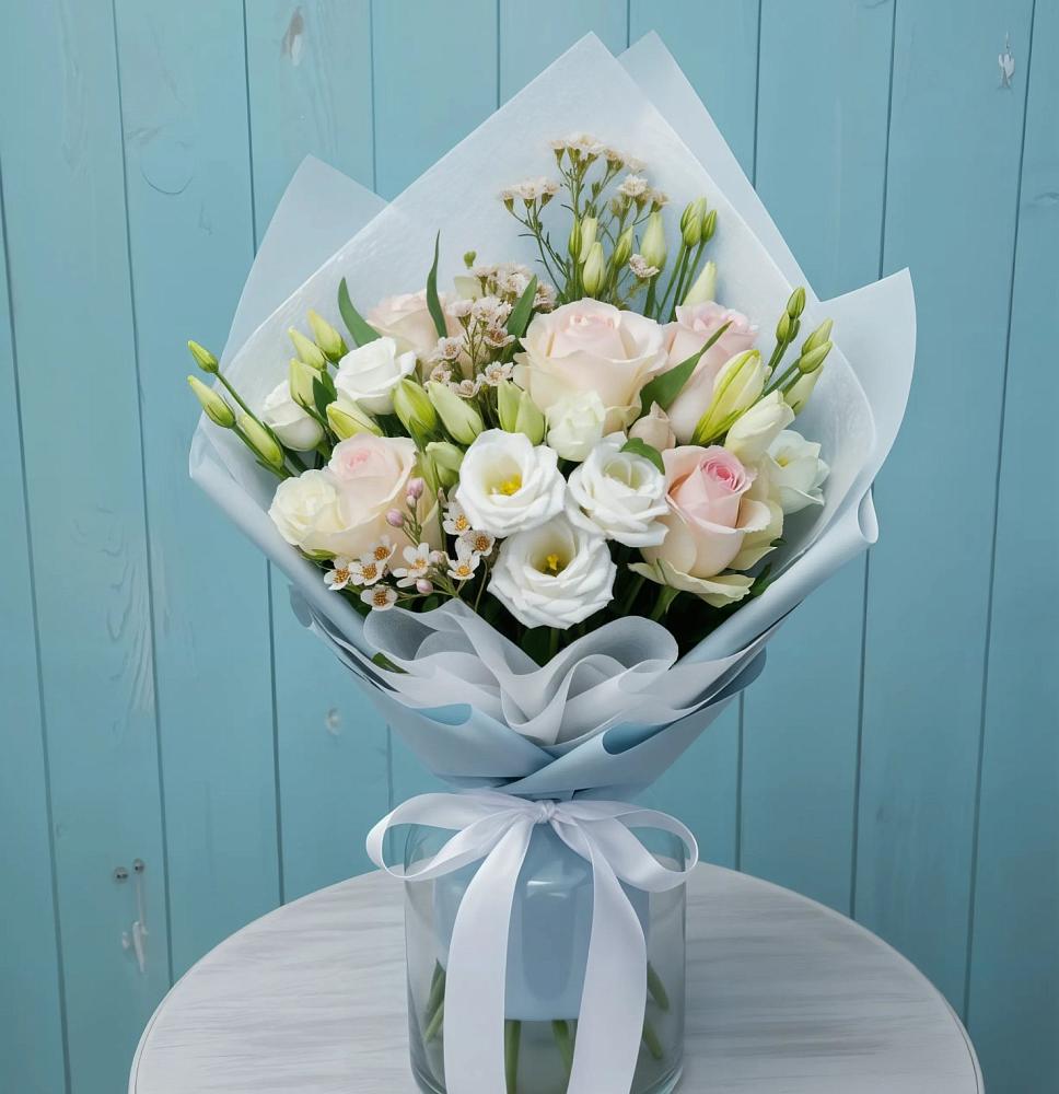 Букет цветов из: Розы и Лизиантусы в Воркуте