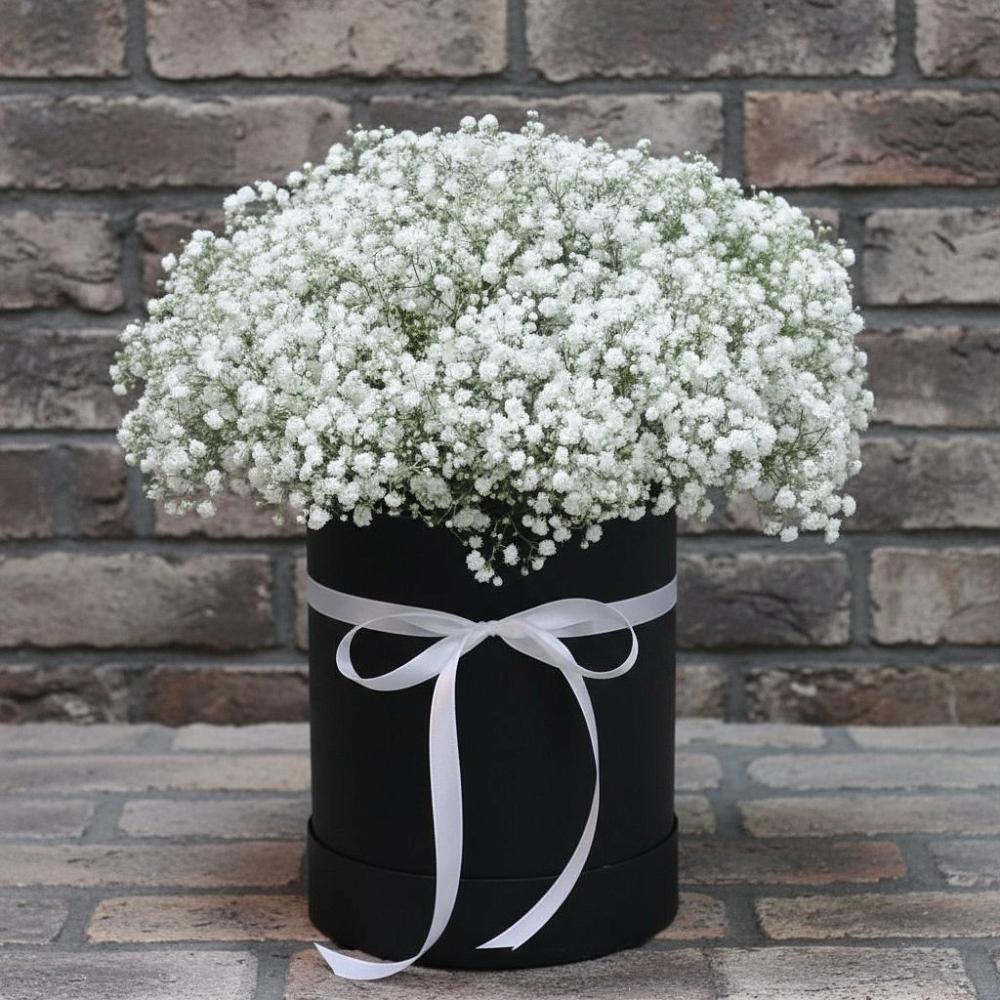 Цветочная композиция из Гипсофила в шляпной коробке в Воркуте