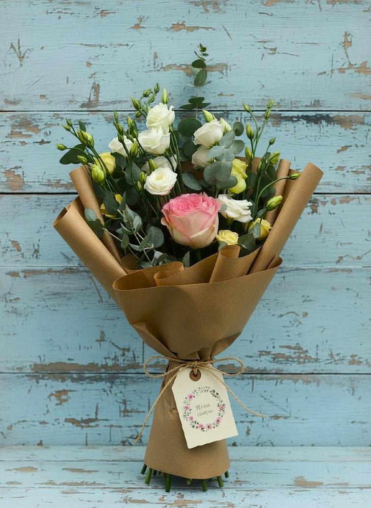 Букет цветов из: Розы и Лизиантусы в Воркуте