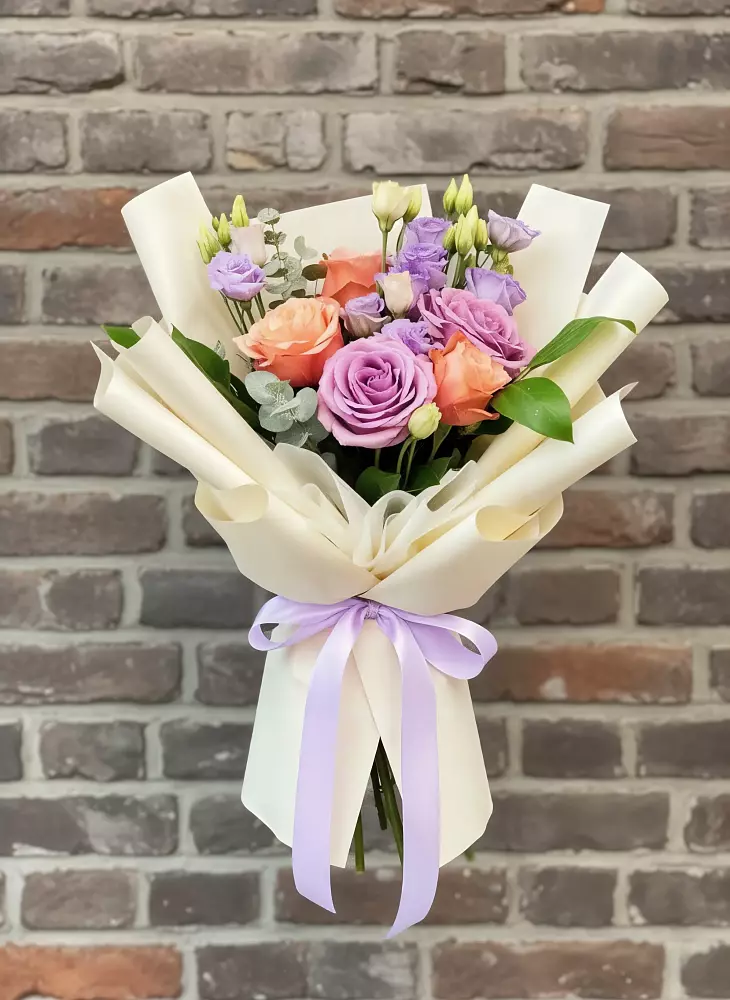 Букет цветов из: Лизиантусы и Розы в Воркуте