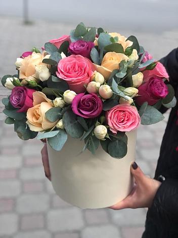 Цветочная композиция из Розы в шляпной коробке в Воркуте