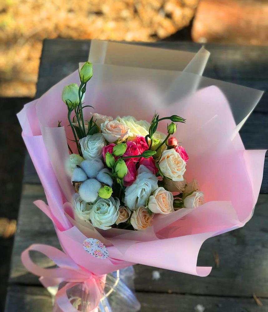 Букет цветов из: Розы и Лизиантусы в Воркуте