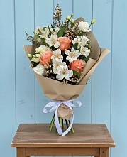 Букет цветов из:  Альстромерии, Лизиантусы, Розы и Хризантемы в Воркуте