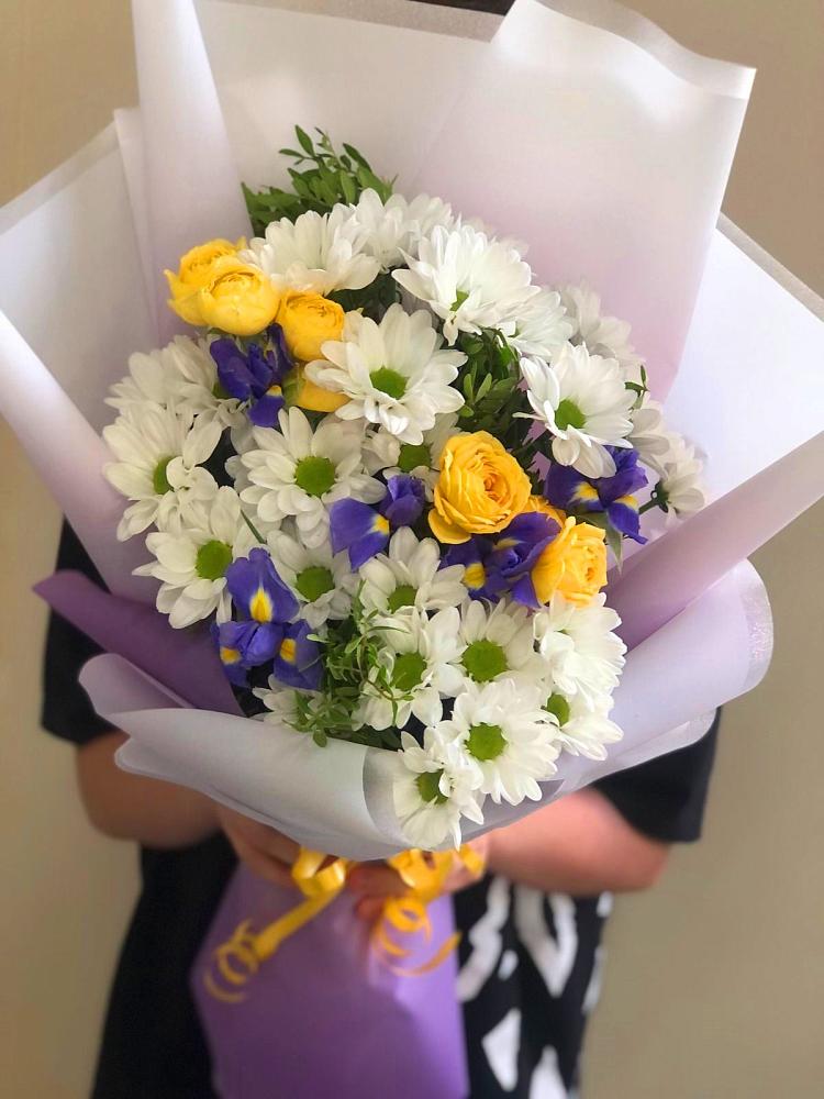 Букет цветов из: Ирисы, Хризантемы и Розы в Воркуте