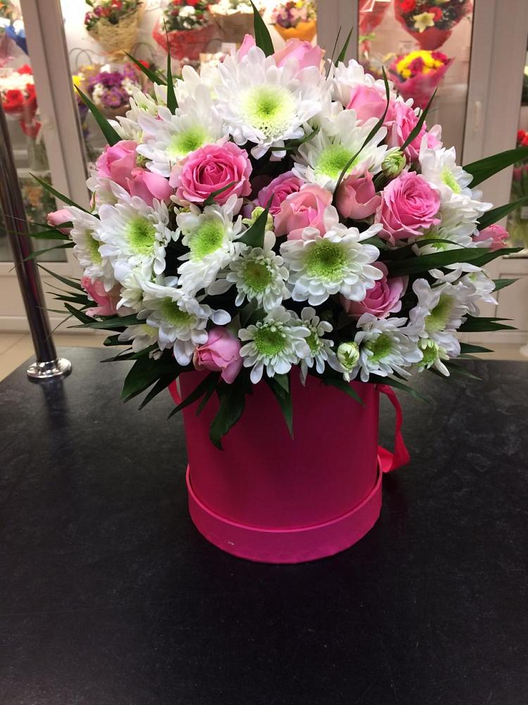 Цветочная композиция из Розы и Хризантемы в шляпной коробке в Воркуте