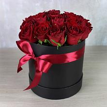 Цветочная композиция из Розы в шляпной коробке в Воркуте