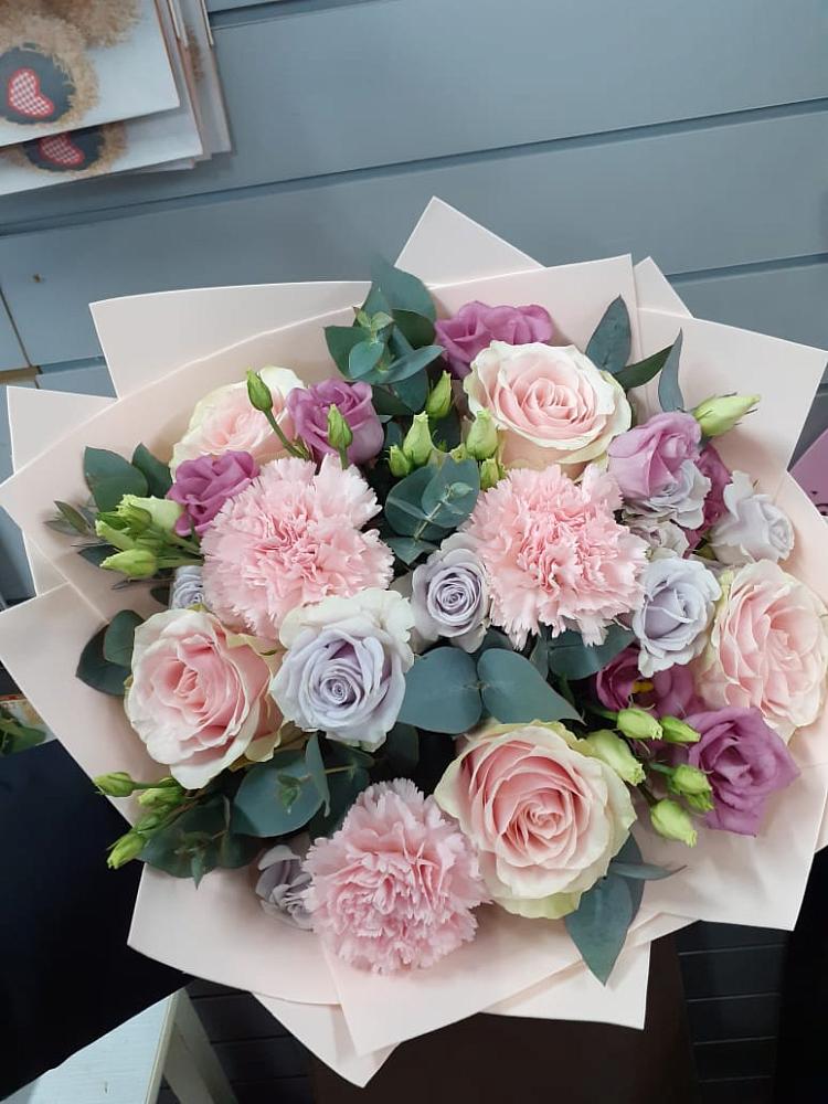 Букет цветов из: Розы, Гвоздики и Лизиантусы в Воркуте