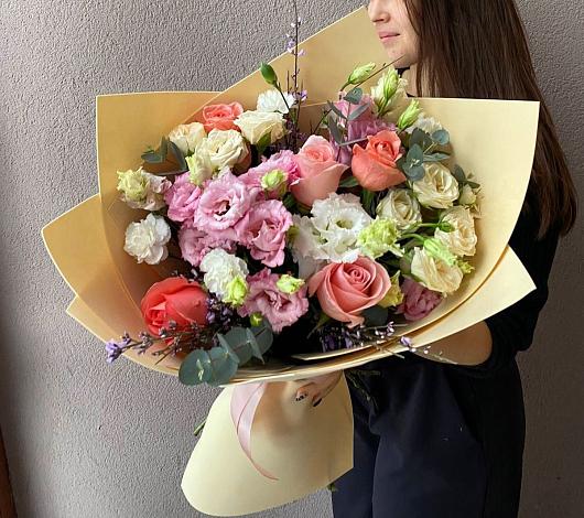 Букет цветов из: Розы, Лизиантусы и Гвоздики в Воркуте