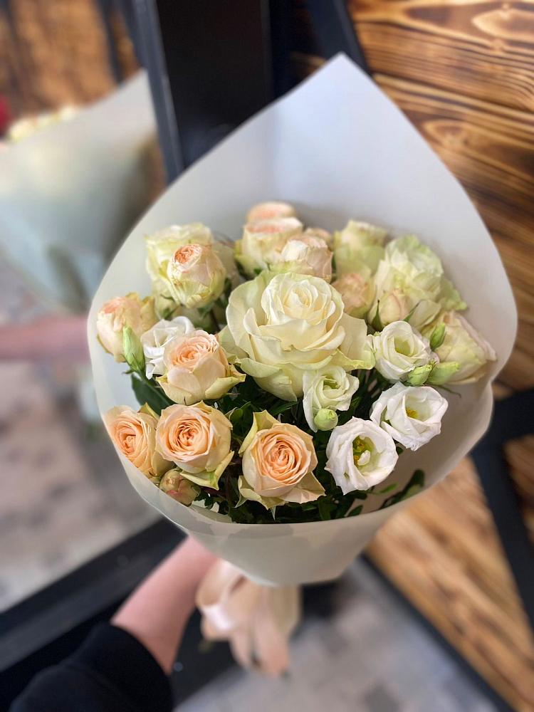 Букет цветов из: Розы и Лизиантусы в Воркуте