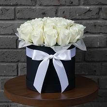 Цветочная композиция из Розы в шляпной коробке в Воркуте